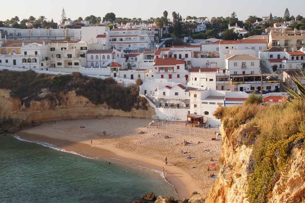 Der Strand von Carvoeiro an der Algarve in Portugal