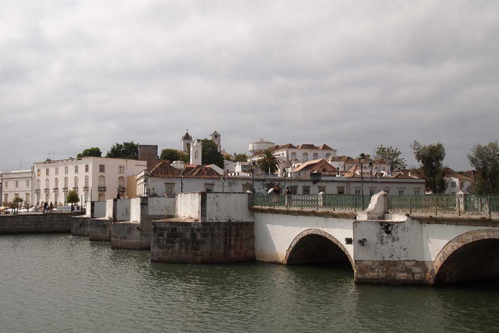 Die Ponte Romana am Fluß in Tavira