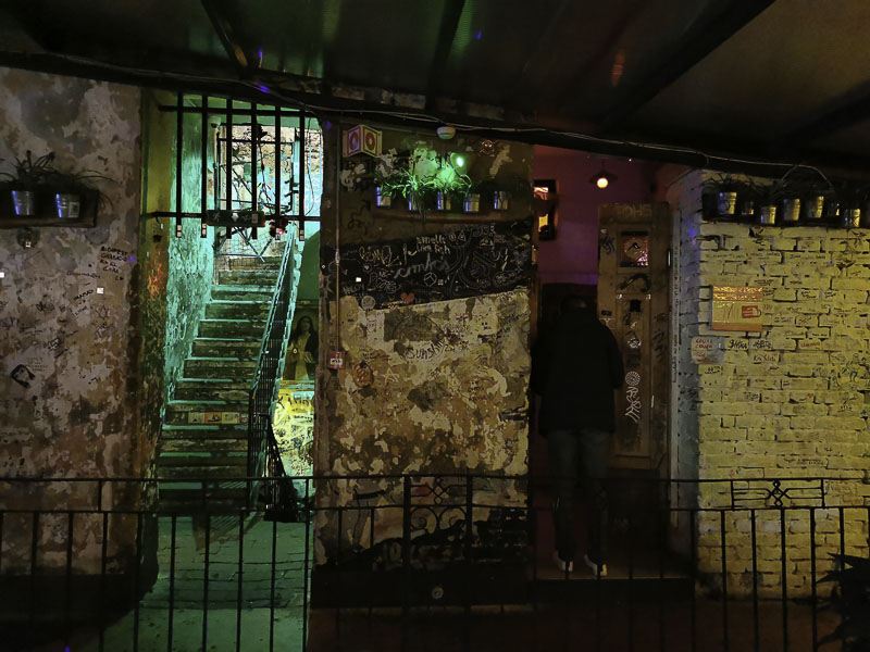 In der Ruinen Bar Szimpla Kert in Budapest