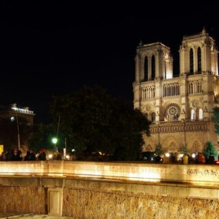 Foto der Kathedrale Notre Dame in Paris vor dem Brand bei Nacht
