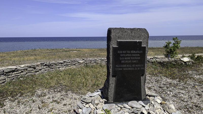 Gedenkstein an den Untergang der Estonia auf Saaremaa.